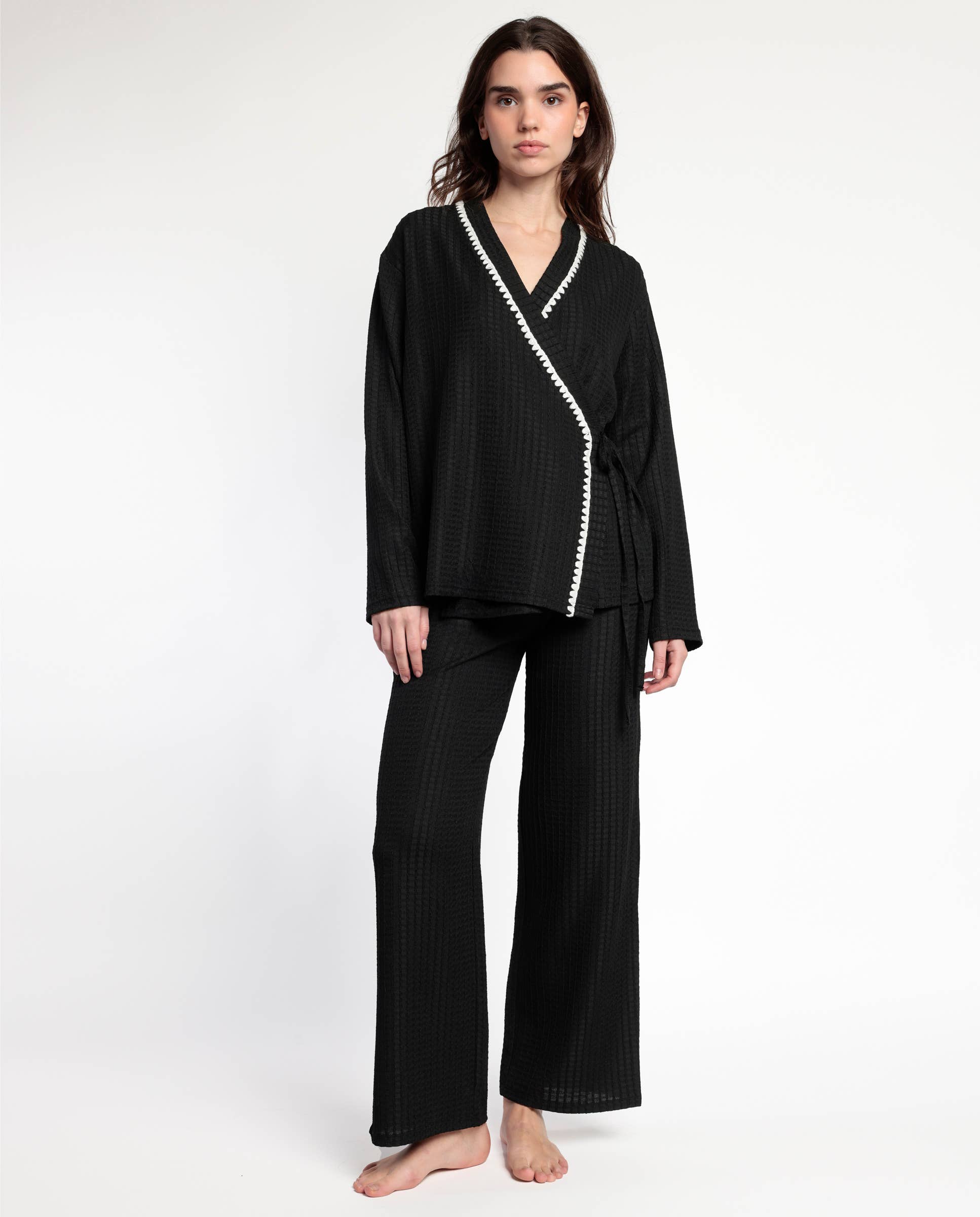 Luxury Stitching Pyjamas – Μαύρη Σατέν Πιτζάμα με Κέντημα & Μακριά Μανίκια
