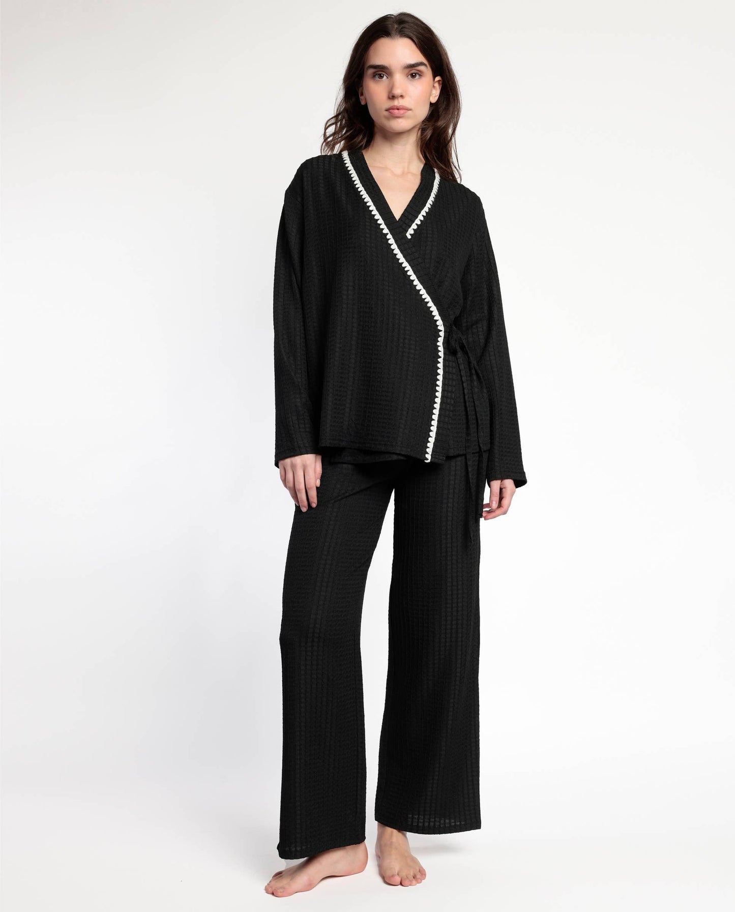 Luxury Stitching Pyjamas – Μαύρη Σατέν Πιτζάμα με Κέντημα & Μακριά Μανίκια